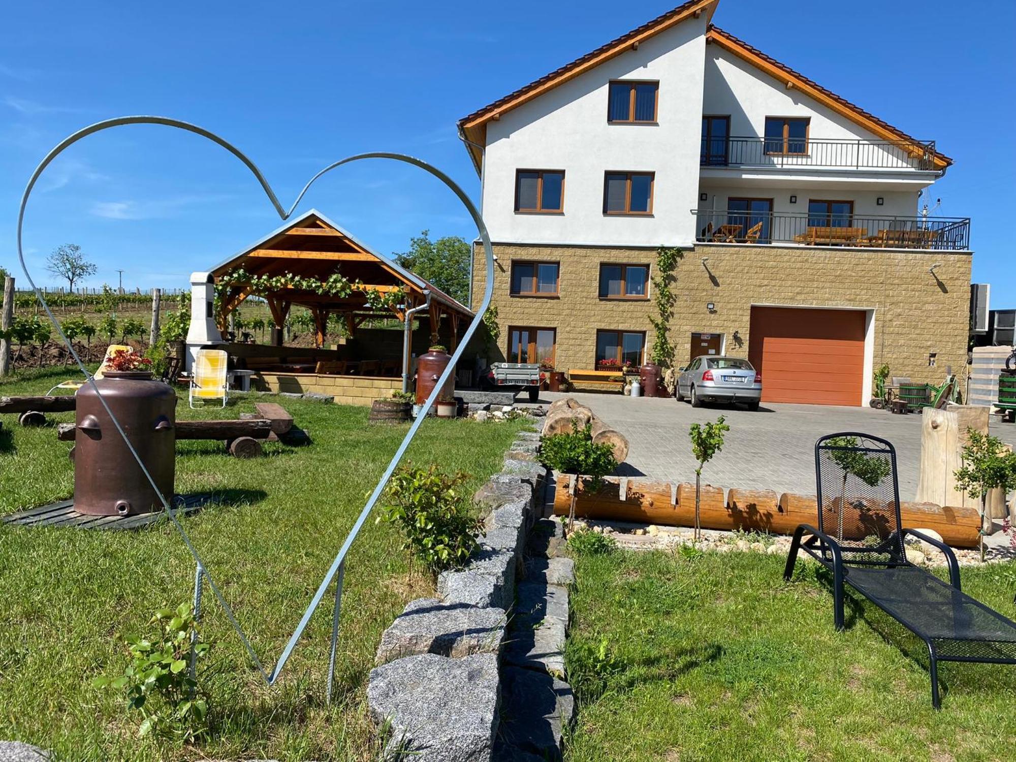 Vinarstvi & Penzion Knapek Strachotin Hotell Exteriör bild